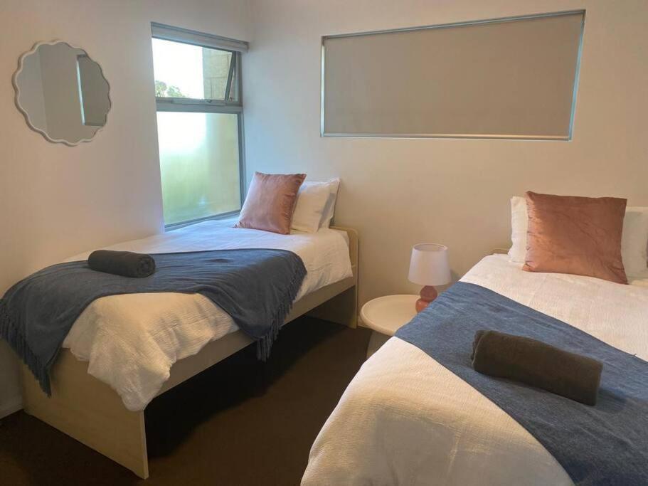 Stylish 2bed Close Airport/shops