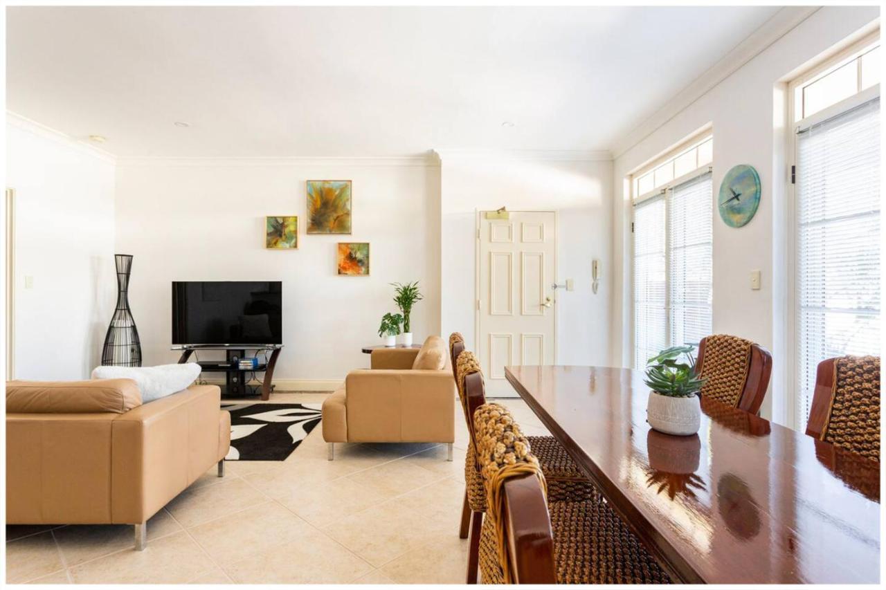 Charming, Cosy, Classic Executive 1 Bedroom Apartment