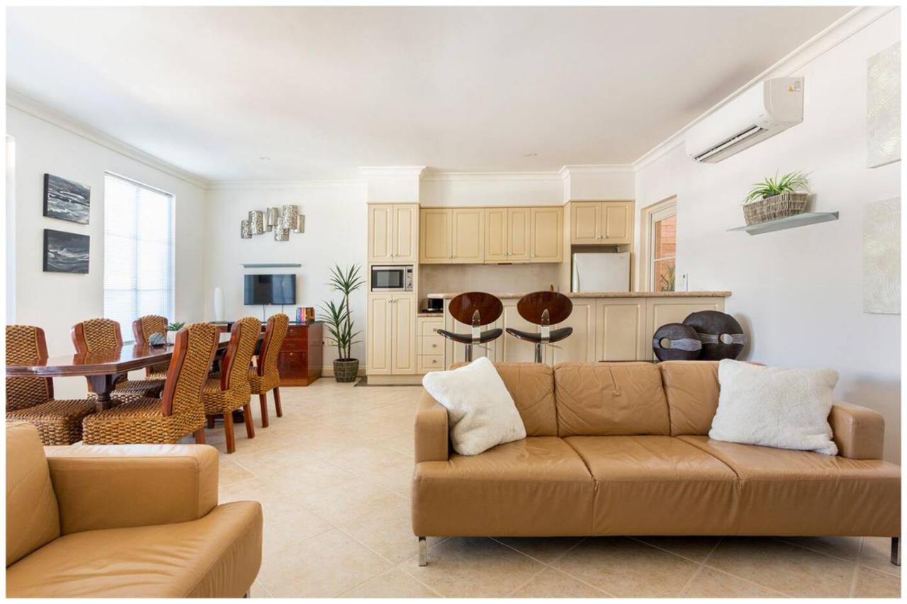 Charming, Cosy, Classic Executive 1 Bedroom Apartment