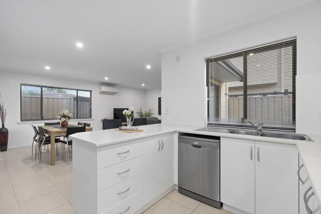 Modern Family Escapes Shopping At Your Doorstep Bahay bakasyunan Perth