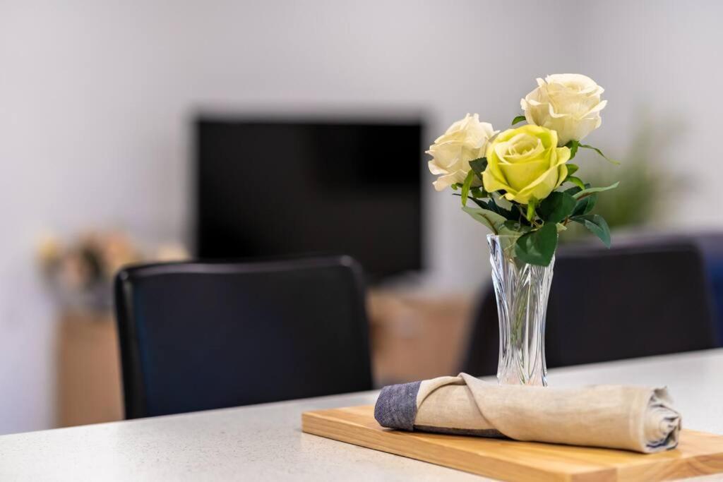 Bahay bakasyunan Modern Family Escapes Shopping At Your Doorstep *