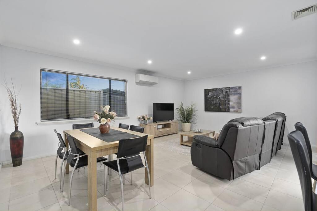 Bahay bakasyunan Modern Family Escapes Shopping At Your Doorstep Perth