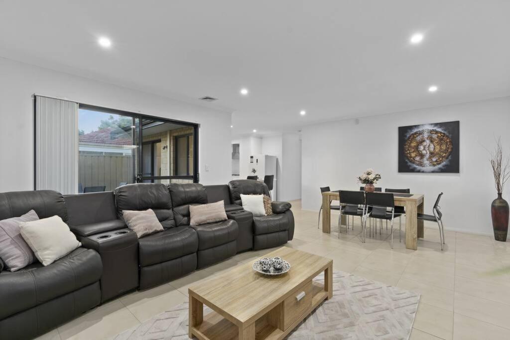 Bahay bakasyunan Modern Family Escapes Shopping At Your Doorstep Perth