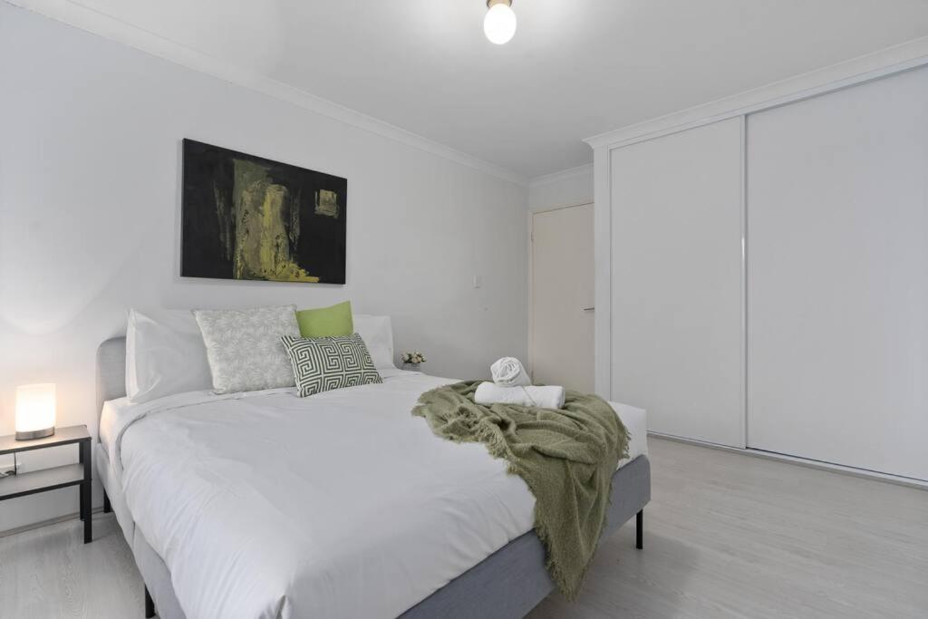 Bahay bakasyunan Modern Family Escapes Shopping At Your Doorstep