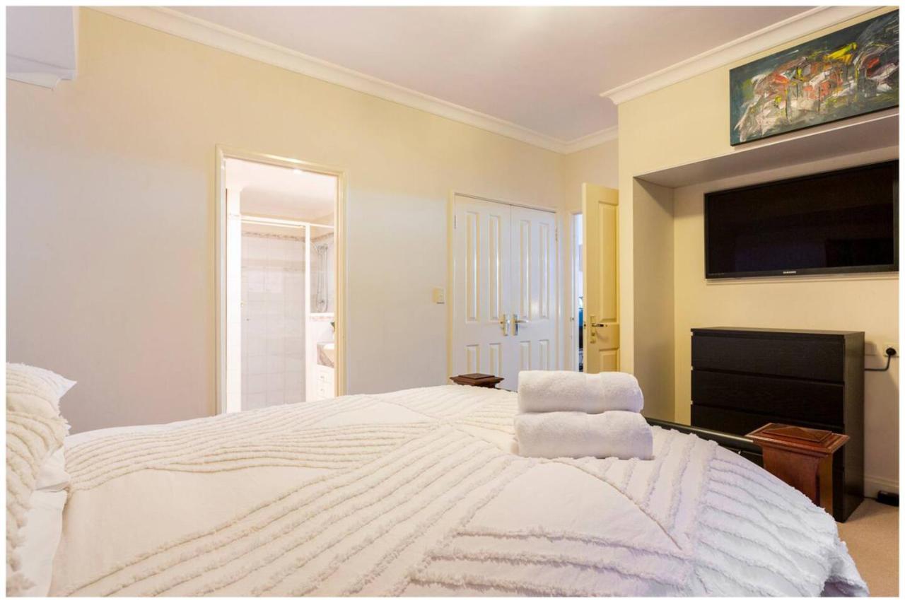 Charming, Cosy, Classic Executive 1 Bedroom *