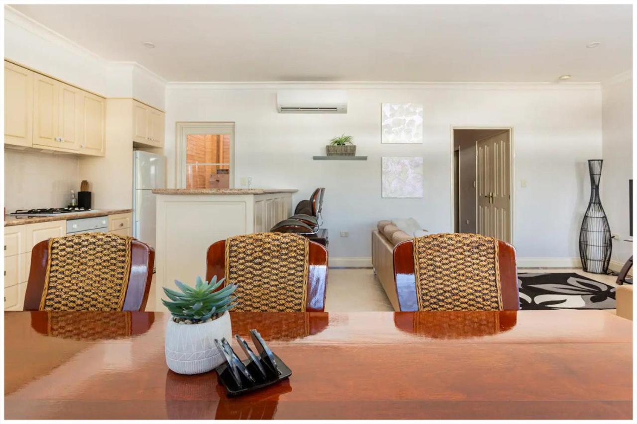 Apartment Charming, Cosy, Classic Executive 1 Bedroom *