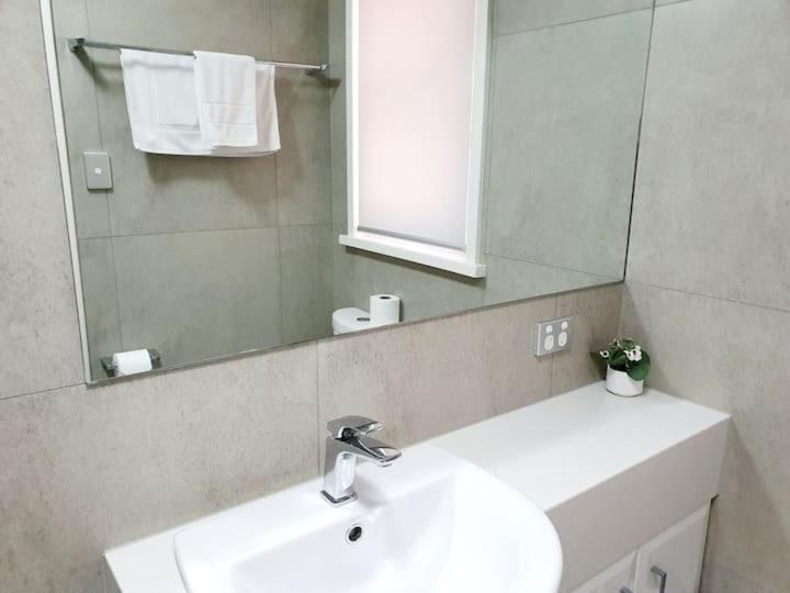 M4 West Studio Near Kings Park Apartment