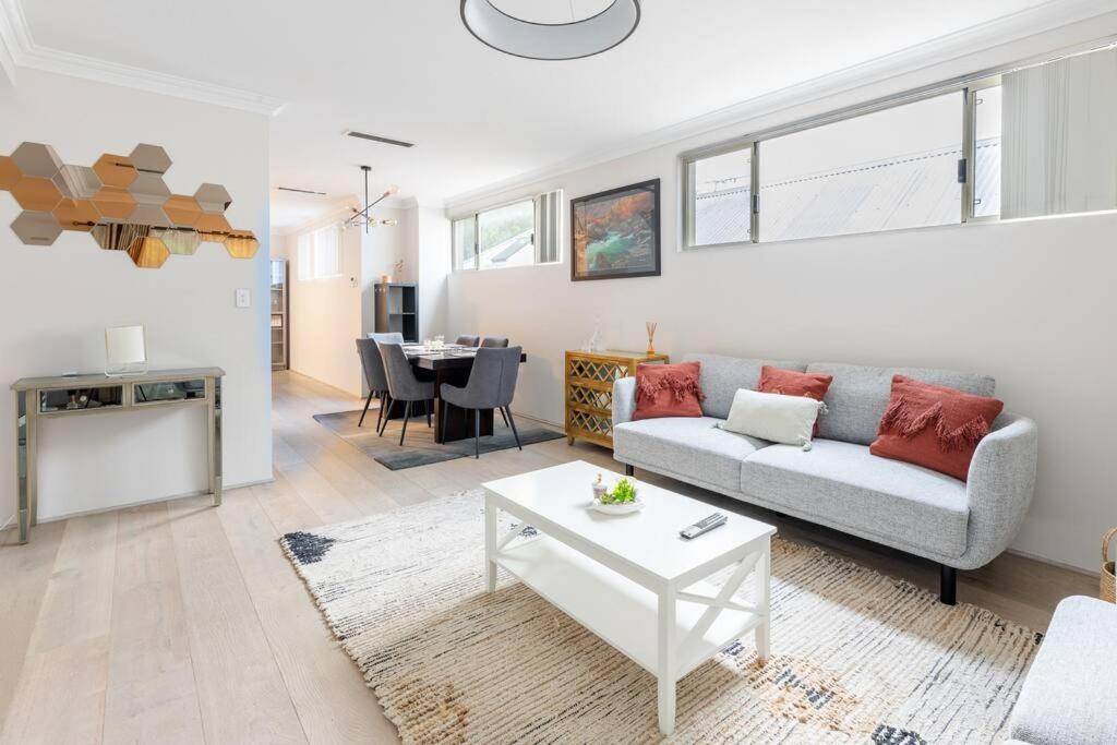 Modern Town House - Close To Cbd