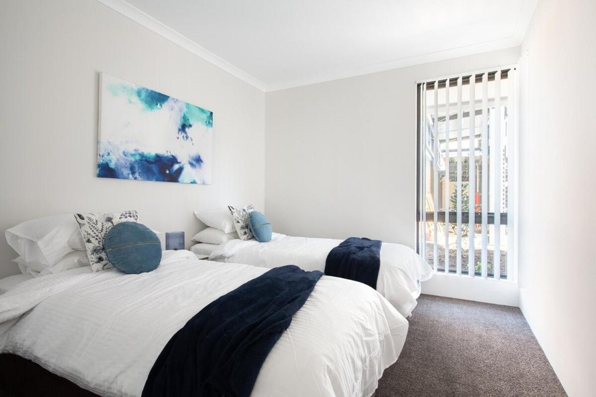 Bright Trendy 2bdrm - Walk To River & Shops Apartment *