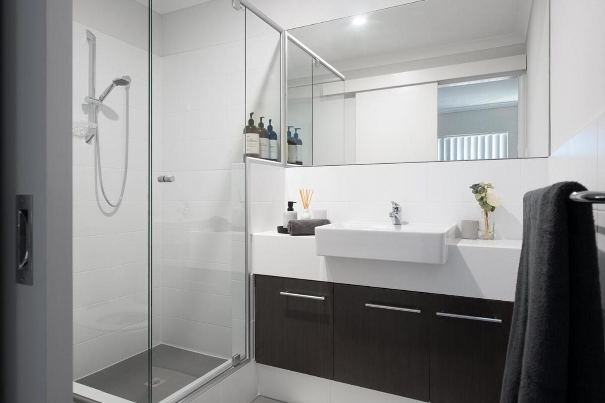 Bright Trendy 2bdrm - Walk To River & Shops *