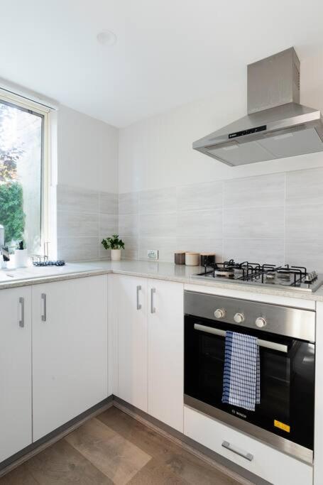 Modern Town House - Close To Cbd Holiday home Perth