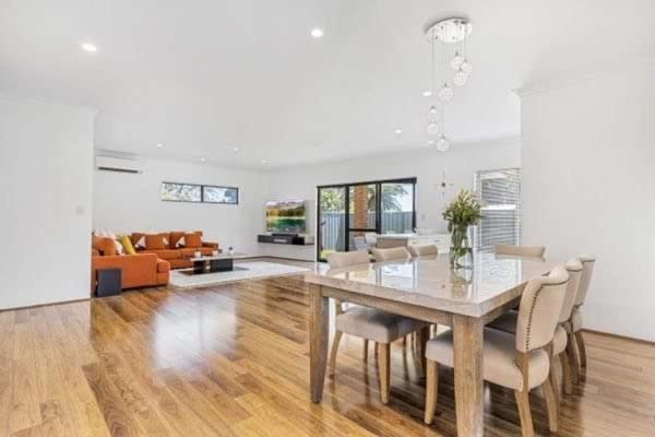 Homestay Luxury Affordable At Belmont!!