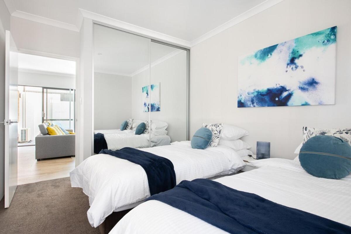 Bright Trendy 2bdrm - Walk To River & Shops Apartment *