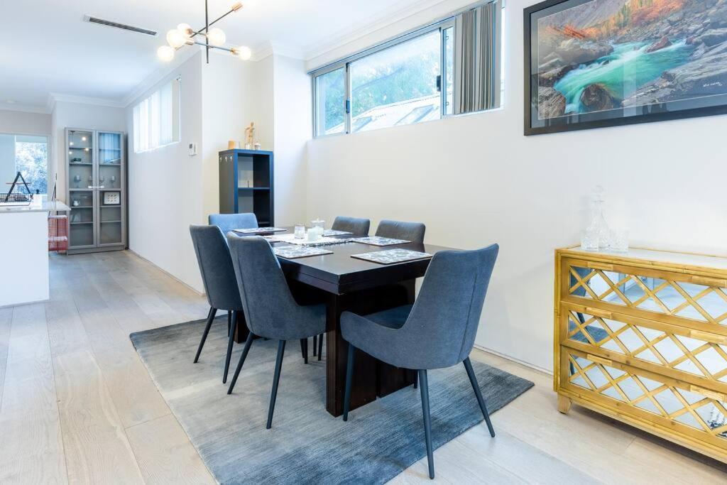 Modern Town House - Close To Cbd Holiday home *