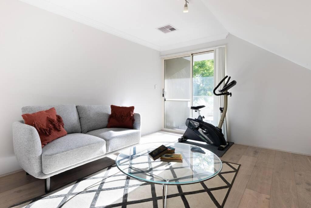 Modern Town House - Close To Cbd Holiday home *