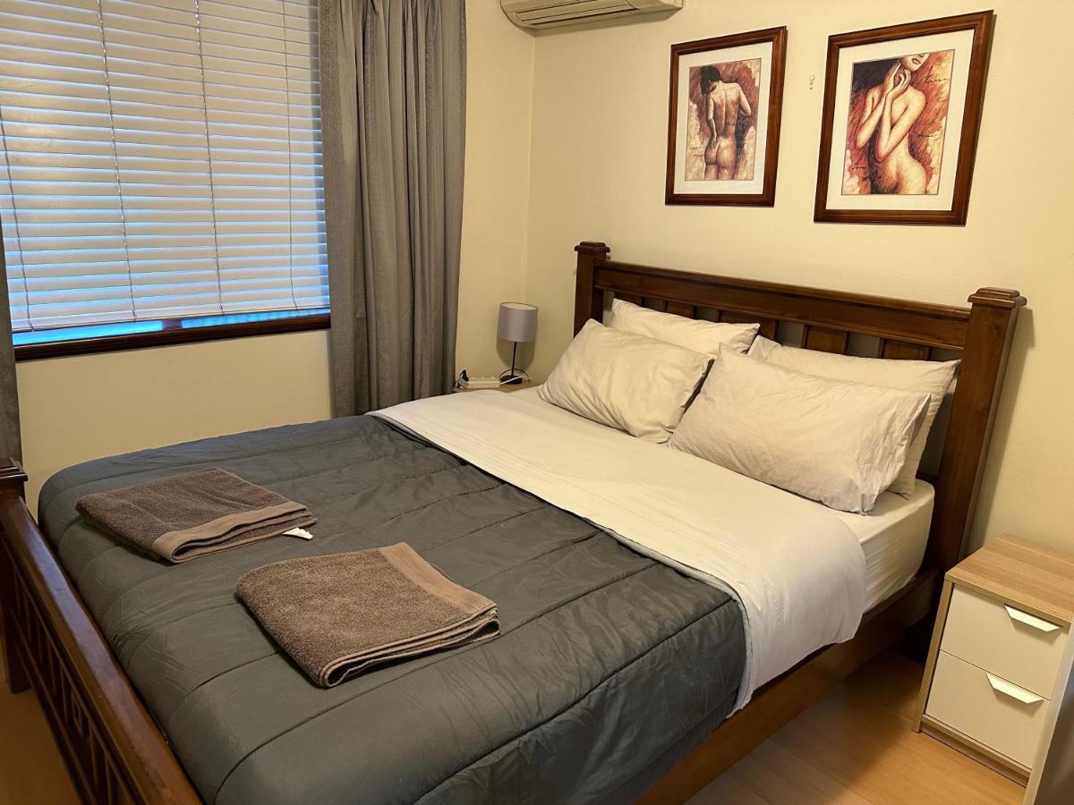 2 Bedroom Deluxe Serviced Apartments Victoria Park Perth -5 Mins Walk Aldi & Cafe Strip *