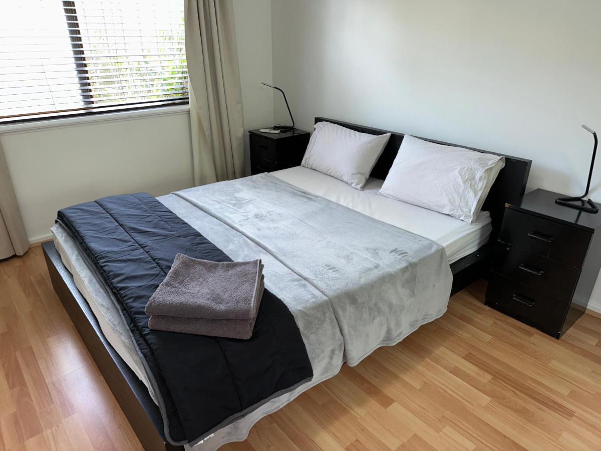 2 Bedroom Deluxe Serviced Apartments Victoria Park Perth -5 Mins Walk Aldi & Cafe Strip Apartment