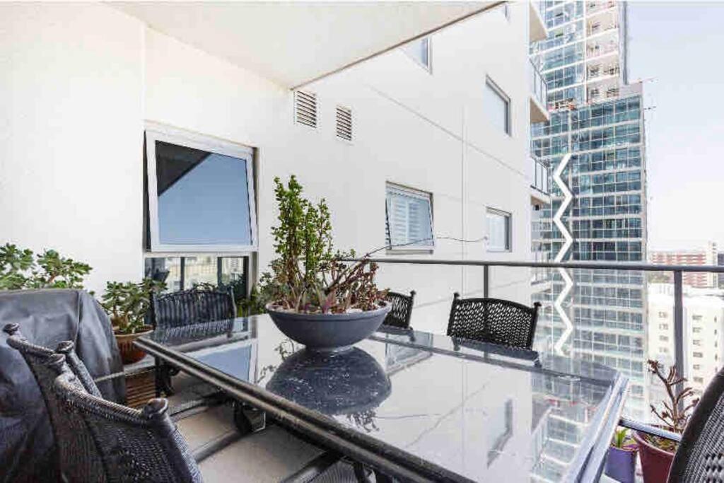 In The 1b1b Pool And View Apartment