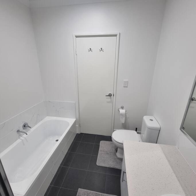 Tranquil & Elegant Getaway Home, Near & * Perth