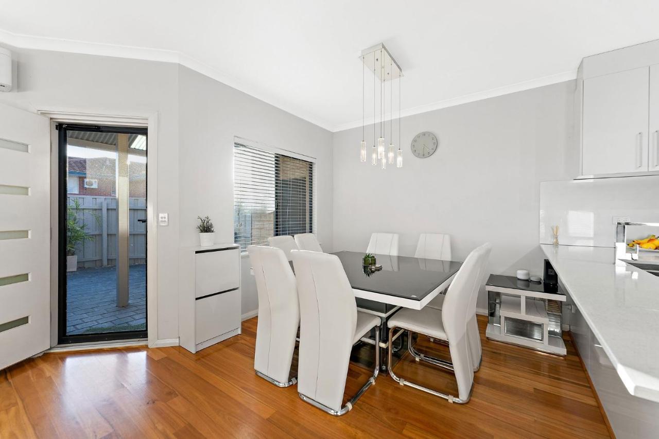 Modern Scarborough Townhouse Holiday home Perth