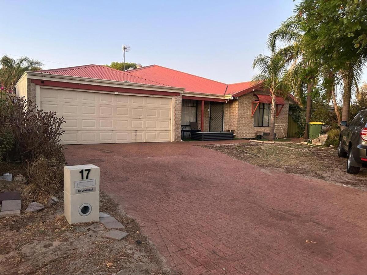 Large Double Share Bathroom And Kitchen *