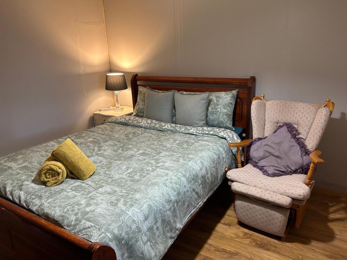 Large Double Share Bathroom And Kitchen *