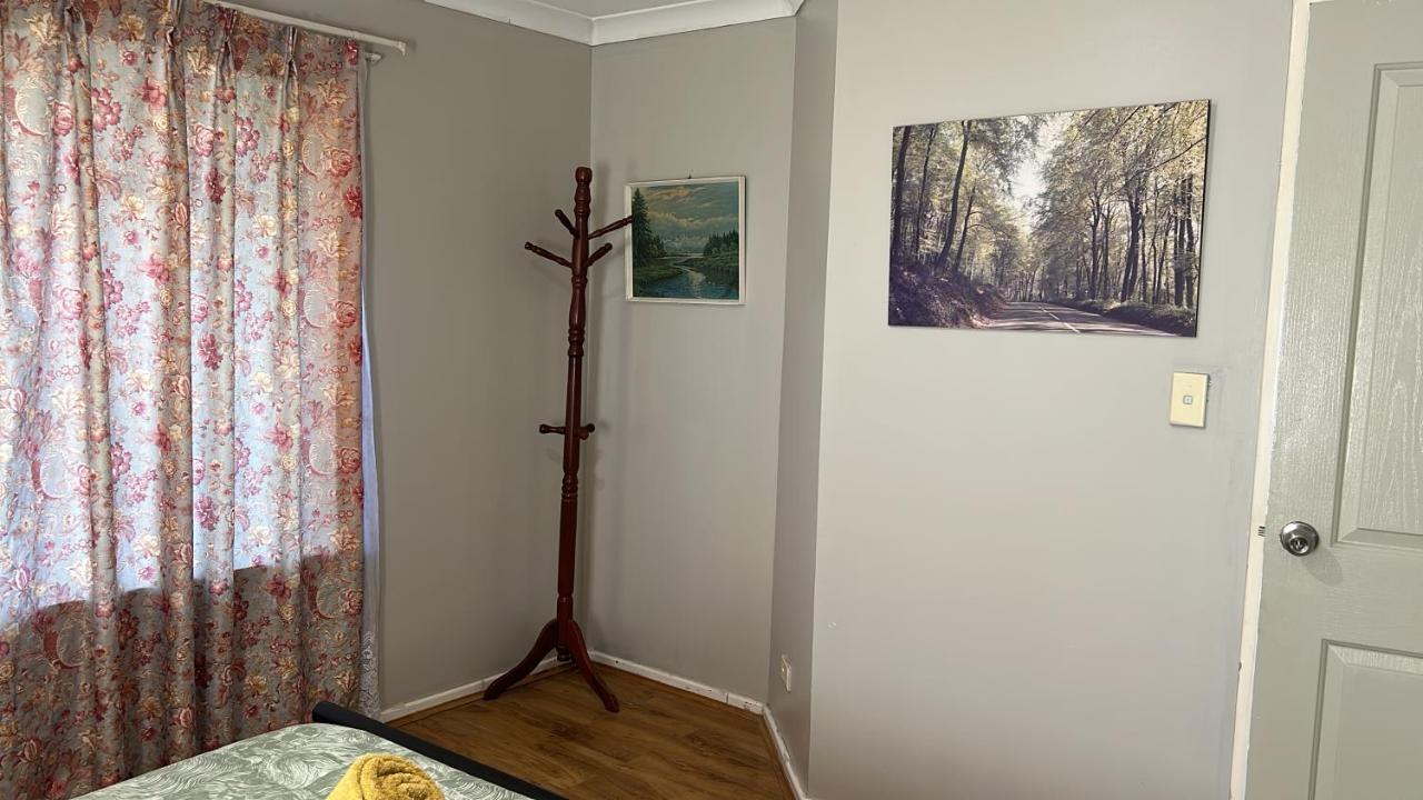 Large Double Share Bathroom And Kitchen *