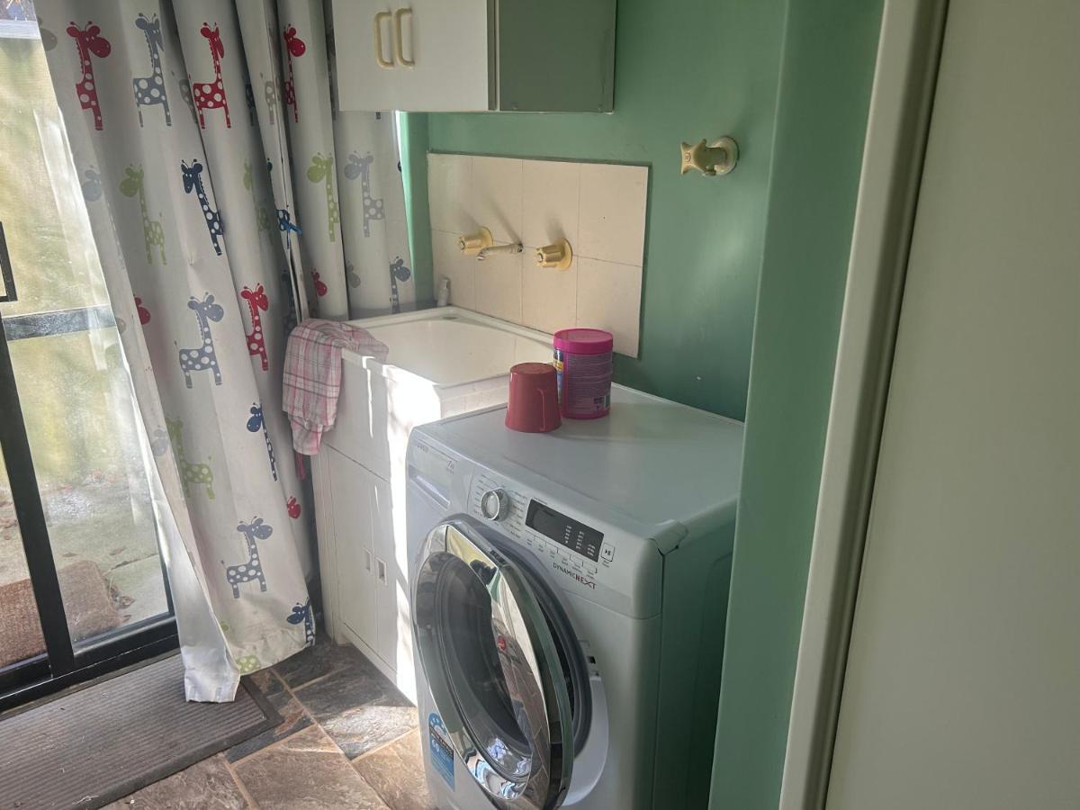 Single Share Bathroom And Kitchen Homestay *