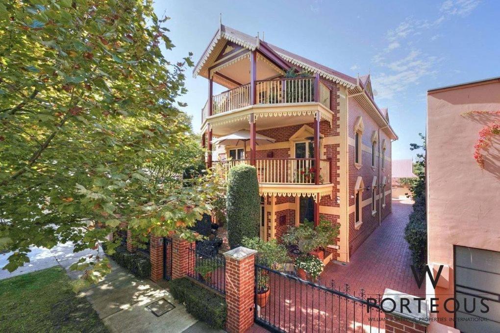 Heart Living-a Near New Federation Style House In The Heart Of *