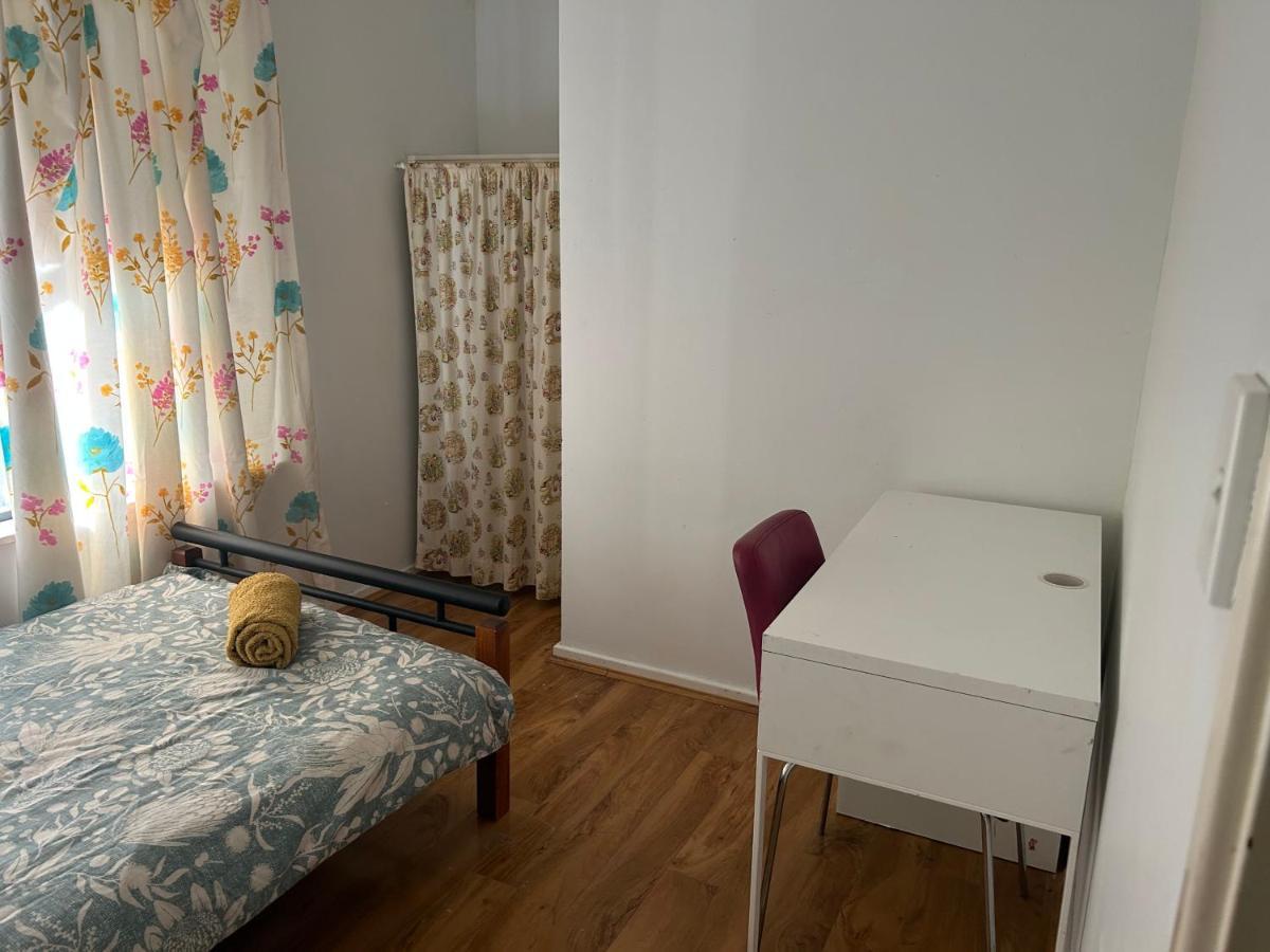 Single Share Bathroom And Kitchen * Perth