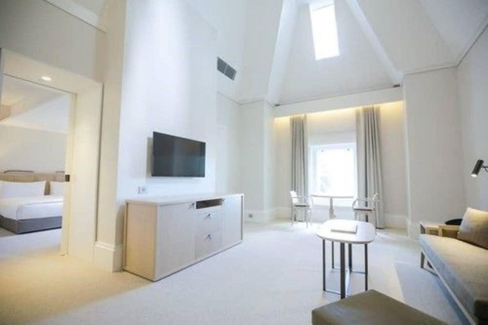 The Treasury Hotel 5*