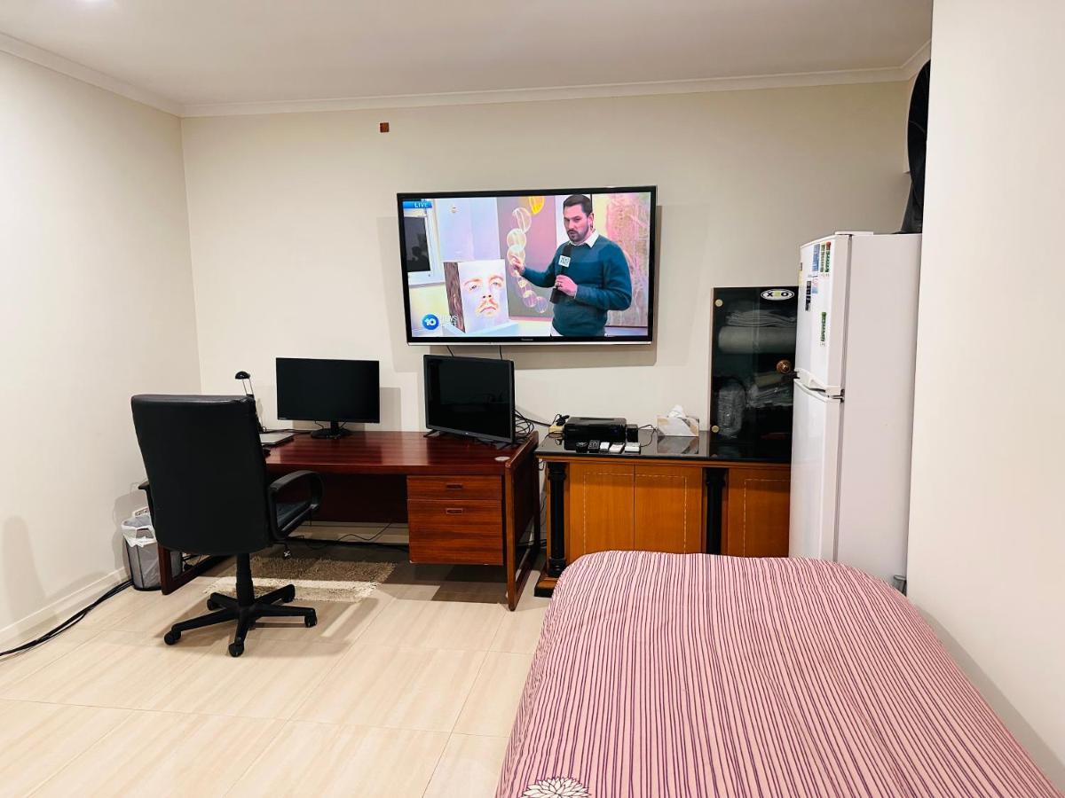 Polla's Perth