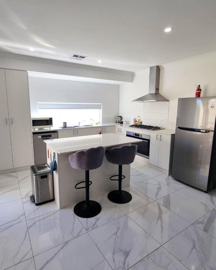 Tranquil & Elegant Getaway Home, Near & * Perth