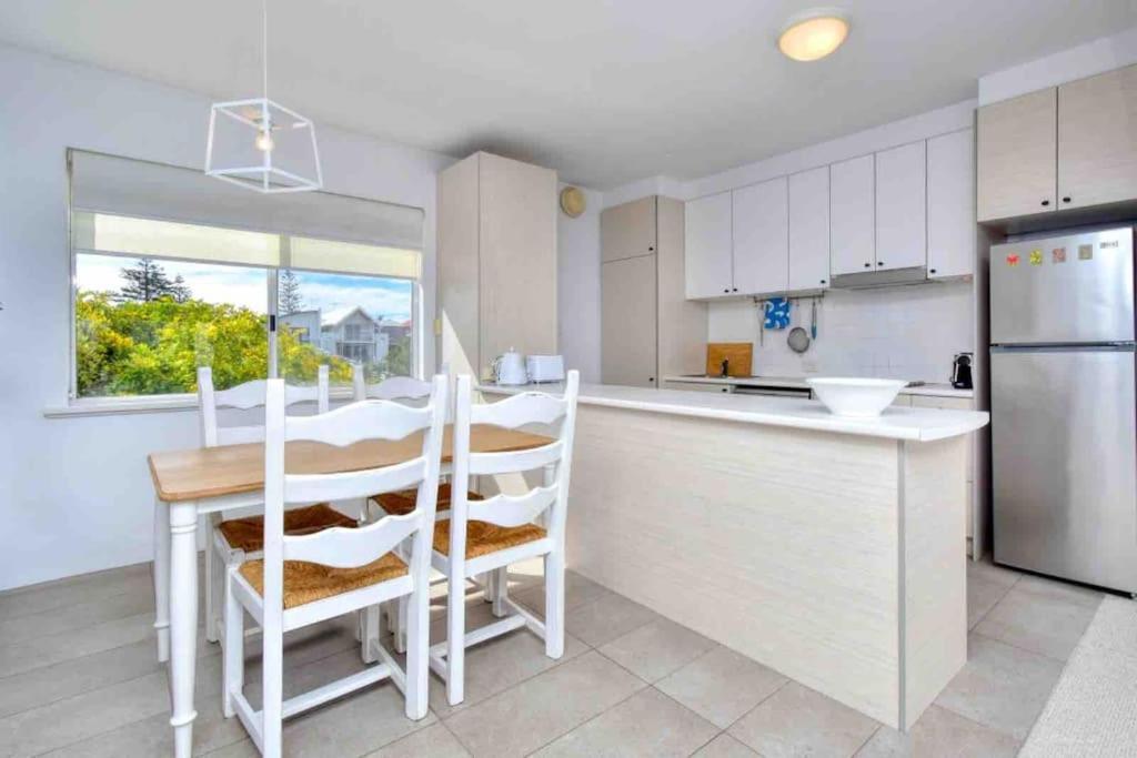 Beautiful, Modern Seconds From Apartment *