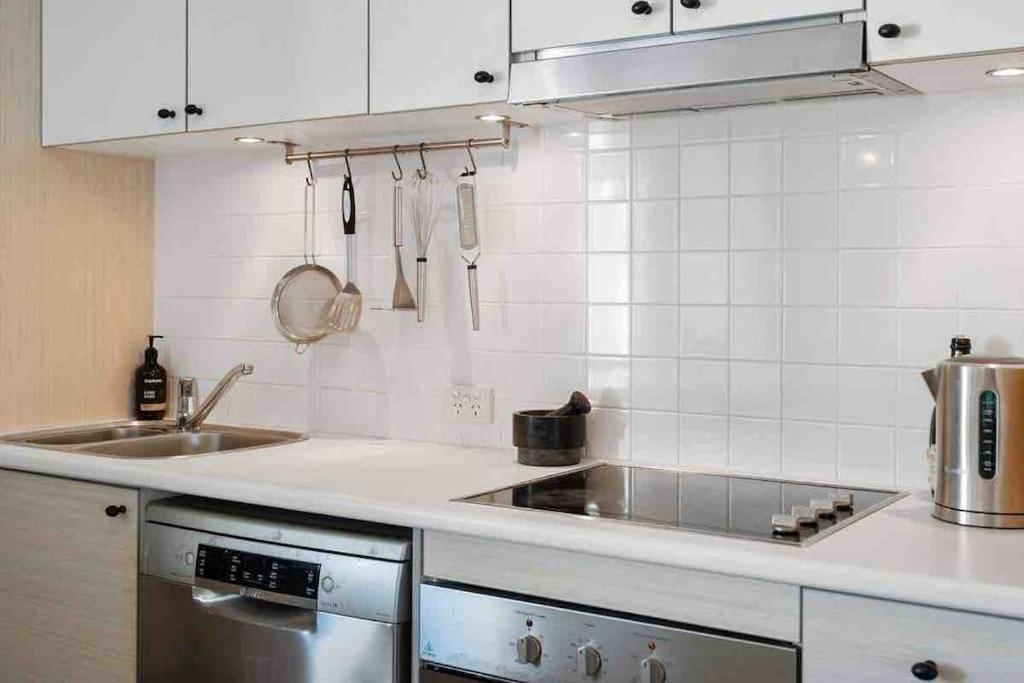 Beautiful, Modern Seconds From Apartment *