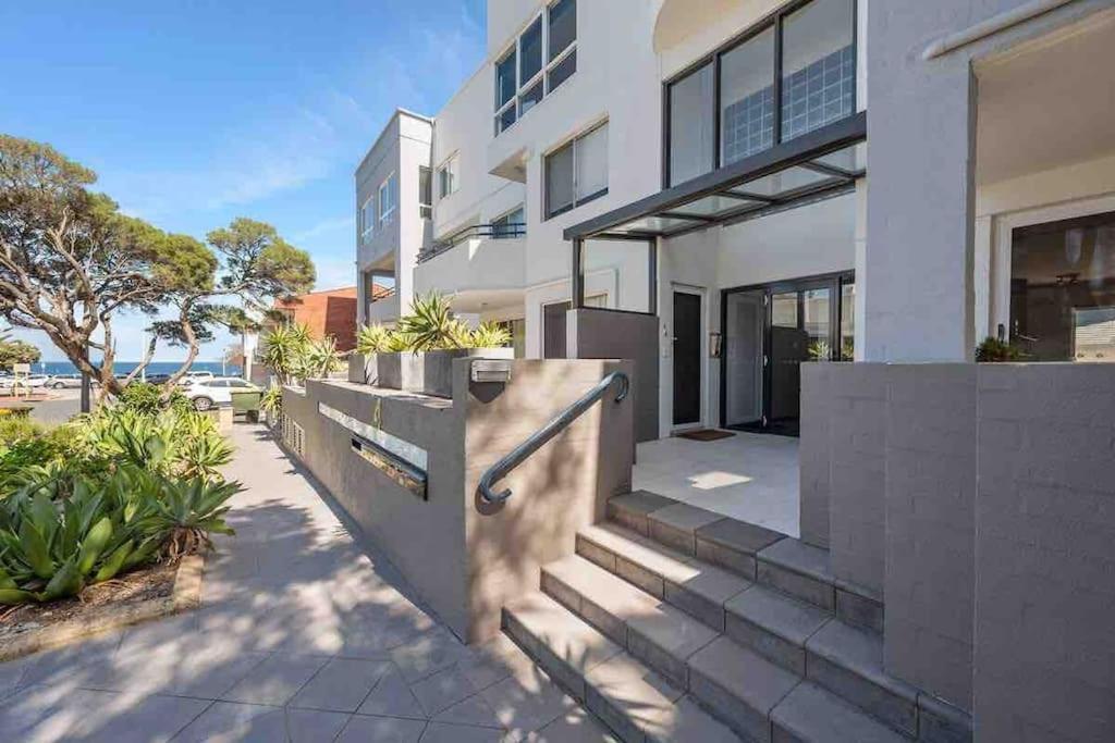 Apartment Beautiful, Modern Seconds From