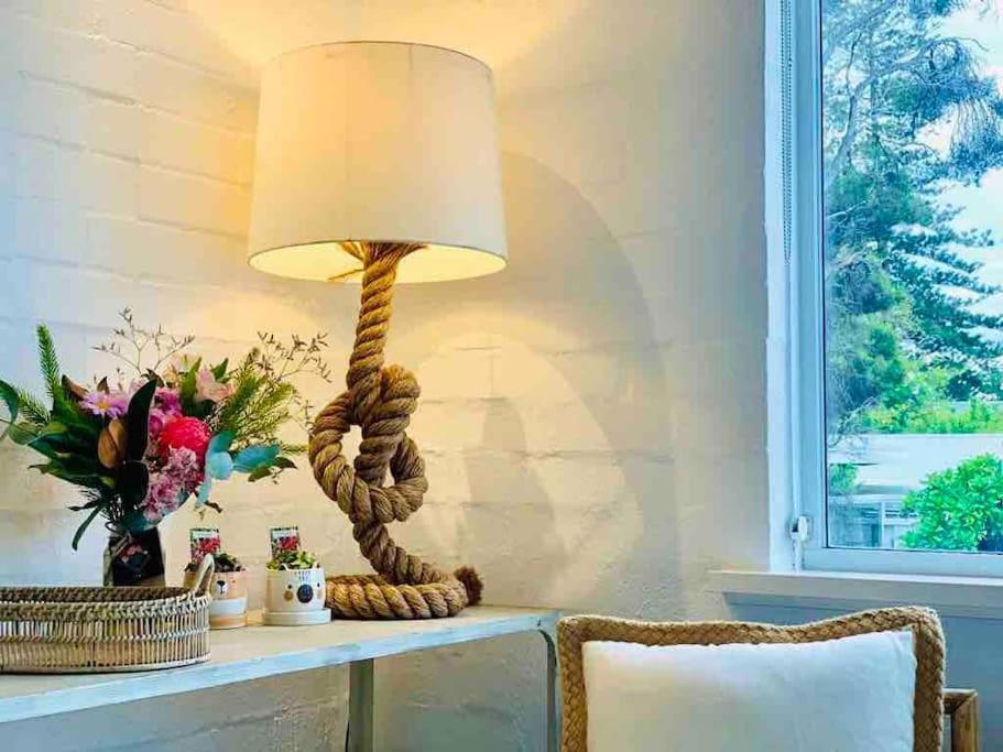 Beautiful, Modern Seconds From Apartment *