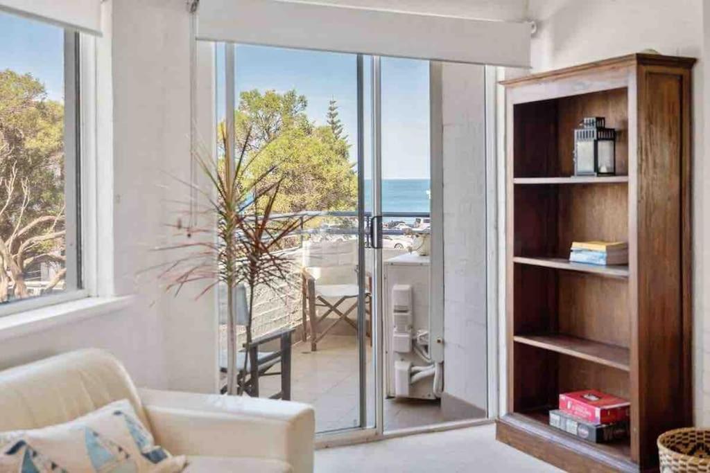 Beautiful, Modern Seconds From Apartment *