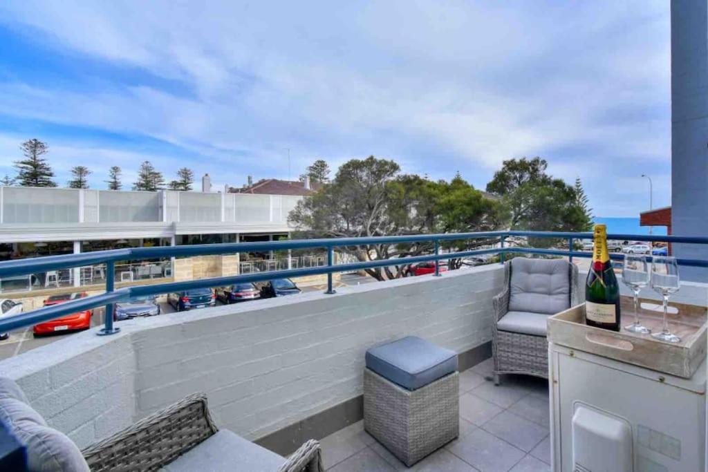 Beautiful, Modern Seconds From Apartment Perth