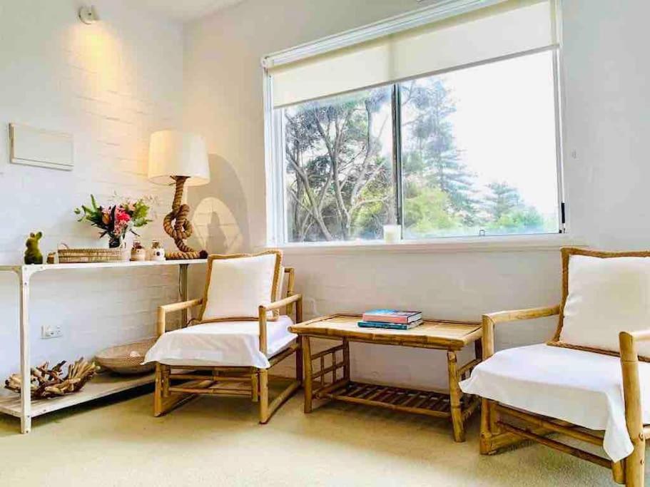 Beautiful, Modern Seconds From Apartment *