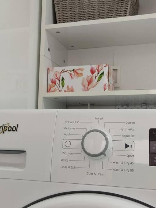 Simply Delightful Unit Close To Cbd And Apartment *