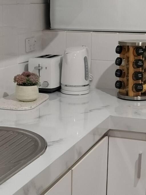 Apartment Simply Delightful Unit Close To Cbd And *