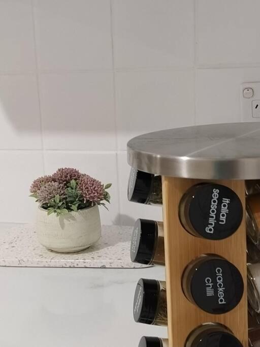 Simply Delightful Unit Close To Cbd And Apartment