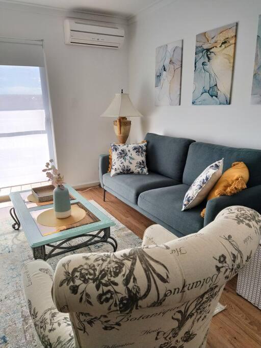 Simply Delightful Unit Close To Cbd And Apartment