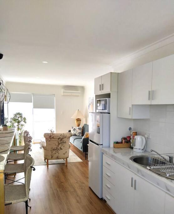 Simply Delightful Unit Close To Cbd And Perth