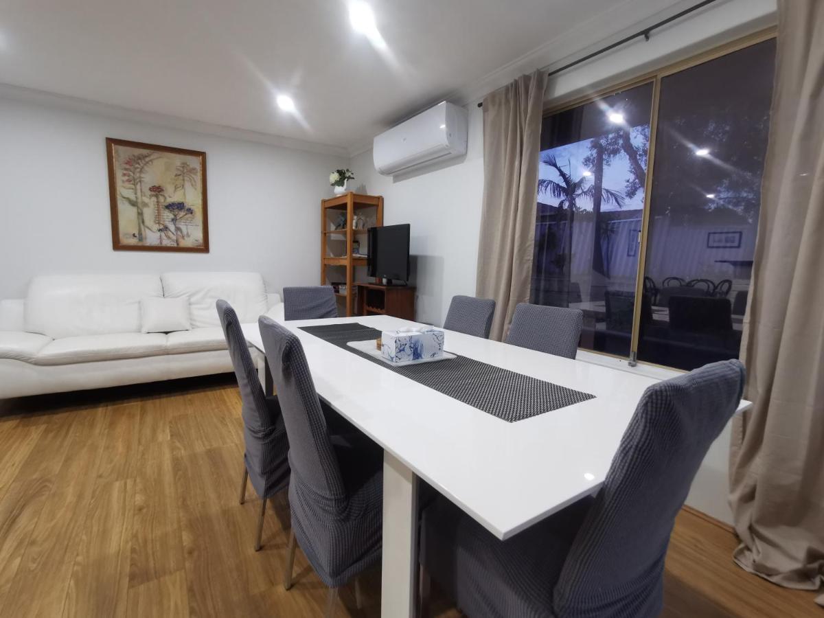 Entire House With 4 Bedrooms Fully Air Conditioned Casa de férias Perth
