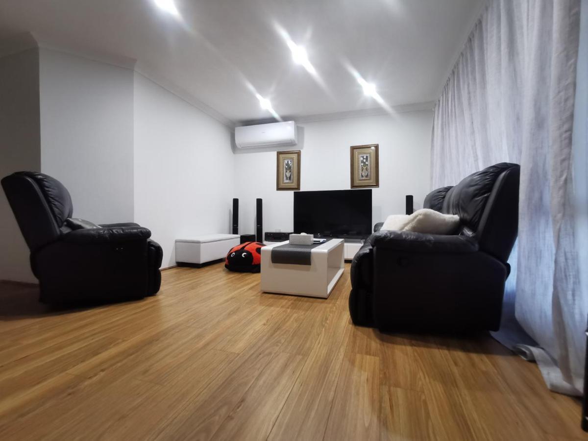 Entire House With 4 Bedrooms Fully Air Conditioned Casa de férias
