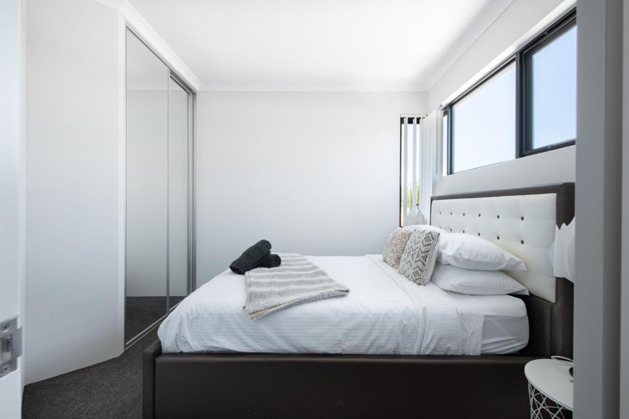 Apartment Minimalist Exec 2bdr Near River
