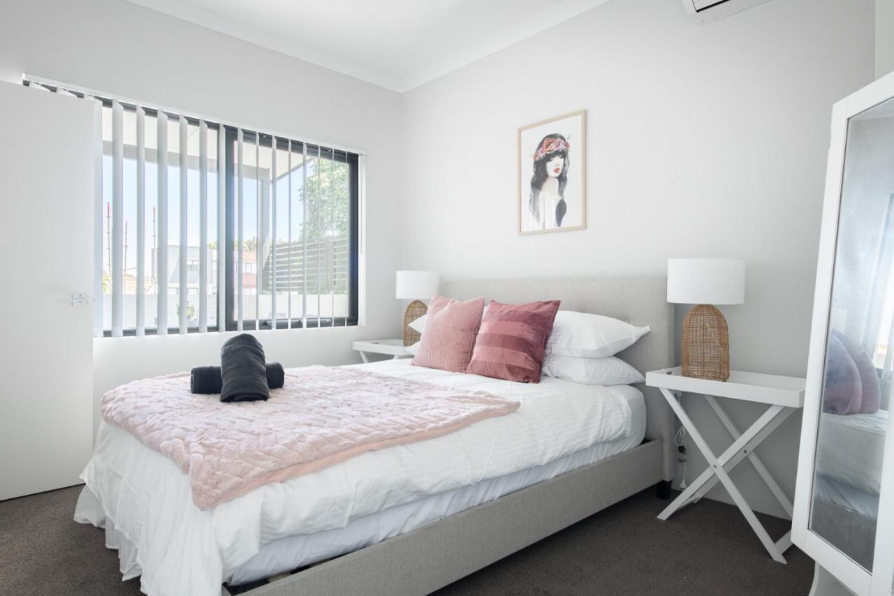 Minimalist Exec 2bdr Near River Perth