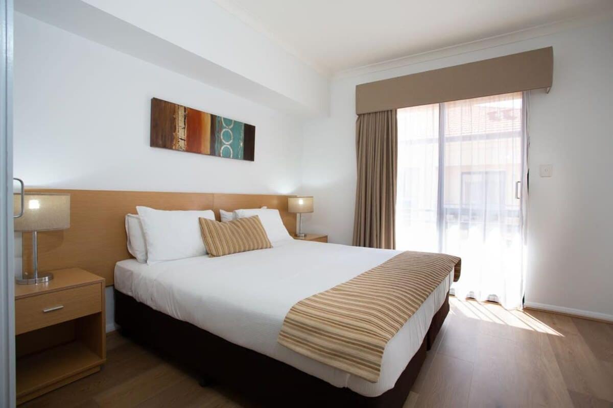 With Pool And Wifi Apartment Perth